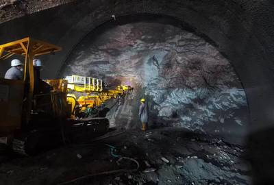 渝萬(wàn)高鐵建設(shè)再傳捷報(bào)！萬(wàn)州段首座八公里級(jí)長(zhǎng)隧道提前貫通，國(guó)產(chǎn)大型機(jī)械顯神威